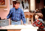 Randy (Jonathan Taylor Thomas, re.) steckt mitten in der Pubertät und reizt seinen Vater Tim (Tim Allen) mit frechen und kränkenden Bemerkungen bis zur Weißglut.