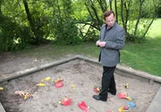 Kommissar Wallander (Krister Henriksson) untersucht den Kinderspielplatz. Kommissar Wallander (Krister Henriksson) untersucht den Kinderspielplatz.