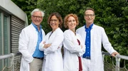 Die Ernährungs-Docs: Jörn Klasen, Silja Schäfer, Viola Andresen und Matthias Riedl (von links), alle erfahrene Ärzt:innen, setzen auf Essen als Medizin. Die Ernährungs-Docs: Jörn Klasen, Silja Schäfer, Viola Andresen und Matthias Riedl (von links), alle erfahrene Ärzt:innen, setzen auf Essen als Medizin.