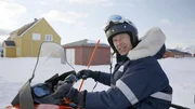 Östlich von Grönland, mitten im Nordpolarmeer, liegt die norwegische Inselgruppe Spitzbergen. Ny-Ålesund ist das nördlichste Dorf der Welt mit nicht einmal 200 Einwohnern. Bis in die 1960er-Jahre lebten hier Arbeiter, um vor Ort Steinkohle abzubauen. Heute ist der kleine Ort ein internationales Wissenschaftsdorf mit Forschungsstationen, das größte Labor der modernen Arktis-Forschung. Und wer wissen will, wie die Arktis funktioniert, muss raus aufs Eis.
