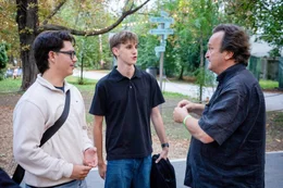 Hanno Settele (r.) im Gespr&auml;ch mit jungen Ambros-Fans unmittelbar vor dessen Konzert im Theater im Park.