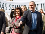 Bei der Demonstration gegen die ebenso größenwahnsinnigen wie unsozialen Pläne des Bürgermeisters: Thomas Stickler (Harald Krassnitzer, r.) und Andrea Plattner (Katharina Stemberger, l.). Bei der Demonstration gegen die ebenso größenwahnsinnigen wie unsozialen Pläne des Bürgermeisters: Thomas Stickler (Harald Krassnitzer, r.) und Andrea Plattner (Katharina Stemberger, l.).