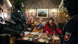 Das Einsatzkommando r&uuml;ckt an: Annemarie (Gisela Schneeberger) mit ihren Schwestern Ingeborg (Sigrid Schnegelsiepen-Seng&uuml;l, re.) und Margot (Gudrun Ritter, li.).