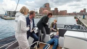 Der Lotse und Ältermann Carl Lauritzen (Gero von Freeden, r.) liegt tot auf seinem Boot, das verloren im Hafen treibt. Offenbar ist Lauritzen geschlagen worden und dann auf den Steuerstand gestürzt. Doch vom Täter keine Spur. Die Kollegen Prinzler (Silke Matthias, l.), Sturbeck (Katharina Blaschke, 2.v.r.), Pöhlmann (Dominic Boeer, 2.v.l.) und Joost (Nike Fuhrmann, M.) fragen sich: Wie ist der Täter überhaupt an Land gekommen? Was ist in der Nacht auf dem Boot passiert?