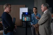 Overbeck (Roland Jankowsky, l.) und Isabel Wolfangel (Sarah Alles-Shahkarami, M.) bekommen von Kriminalrat Schaaf (Rainer Laupichler, r.) erklärt, wie wichtig die sensible Handhabung der neuen KI-Technologie ist. Sie kann die Polizeiarbeit erleichtern, wenn sie zuvor korrekt angelernt wurde.