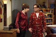 Howard (Simon Helberg, l.) h&auml;lt es mit Sheldon nicht mehr aus und bringt ihn deshalb zur&uuml;ck zu Leonard (Johnny Galecki, r.). Die Freude dar&uuml;ber h&auml;lt sich allerdings in Grenzen ...