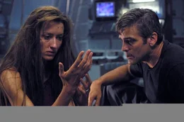 Natascha McElhone als Rheya und George Clooney als Chris Kelvin