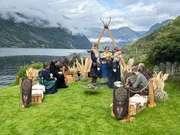 Norwegen – Kanadisches Paar erfüllt sich seinen Traum von einer Wikinger-Hochzeit.