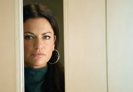 Versicherungsdetektivin Pat Wilson (Christine Neubauer) steht vor einem R&auml;tsel.