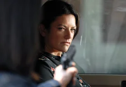 Pat Wilson (Christine Neubauer, re.) wird von der Killerin Lin Hong (Sherry Phungprasert) bedroht.