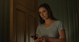 Monica (Annie Hamilton) versucht den Blick nach vorne zu richten.