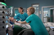 Dr. Ina Schulte (Isabell Gerschke) und Dr. Philipp Brentano (Thomas Koch) haben gerade erfahren, dass Sarah Marquardt und Philipps Frau Arzu mit einer Hochschwangeren im Fahrstuhl stecken geblieben sind. Dr. Ina Schulte (Isabell Gerschke) und Dr. Philipp Brentano (Thomas Koch) haben gerade erfahren, dass Sarah Marquardt und Philipps Frau Arzu mit einer Hochschwangeren im Fahrstuhl stecken geblieben sind.