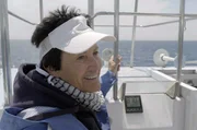 Ausschau nach Orcas: Meeresbiologin Katharina Heyer bei einer Tour auf einem Beobachtungsschiff in der Stra&szlig;e von Gibraltar