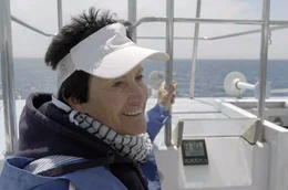Ausschau nach Orcas: Meeresbiologin Katharina Heyer bei einer Tour auf einem Beobachtungsschiff in der Stra&szlig;e von Gibraltar