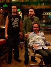 Charlie (Charlie Day, M.) und Mac (Rob McElhenney, l.) wollen die schlechte Kritik nicht hinnehmen und versuchen Lyle Kormans (Fisher Stevens, r.) Meinungs&auml;nderung zu erzwingen ...