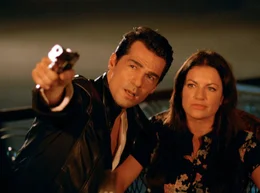 Mr. Miller (Erol Sander) und Pat Wilson (Christine Neubauer) sind auf der Flucht vor skrupellosen Gangstern.