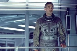 Kelvin (George Clooney) will den Grund f&uuml;r das mysteri&ouml;se Verhalten der Besatzung ausmachen, vertraut aber seinem Verstand bald selbst nicht mehr...