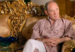 Dr. Giesel (Michael Mendl), Vorstandsvorsitzender eines internationalen Versicherungskonzerns, schmiedet einen teuflischen Plan.
