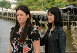 Die skrupellose Killerin Lin Hong (Sherry Phungprasert, re.) will sich an ihrer Konkurrentin Pat Wilson (Christine Neubauer) r&auml;chen.