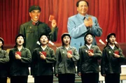 Singende Studentinnen und Studenten im Jahr 1971 vor einem Plakat mit Mao Zedong und dem damaligen Verteidigungsminister Lin Piao