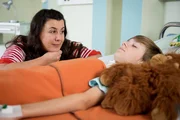 Sabine Krüger (Stephanie Kämmer) besucht ihren Sohn Hugo (Nick Julius Schuck) so oft es geht im Krankenhaus. Auch nach zwei Jahren im Koma, hat sie die Hoffnung auf sein Aufwachen noch nicht aufgegeben.