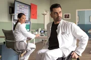 Dr. Ina Schulte (Isabell Gerschke) und Dr. Philipp Brentano (Thomas Koch) haben gerade erfahren, dass Sarah Marquardt und Philipps Frau Arzu mit einer Hochschwangeren im Fahrstuhl stecken geblieben sind. Dr. Ina Schulte (Isabell Gerschke) und Dr. Philipp Brentano (Thomas Koch) haben gerade erfahren, dass Sarah Marquardt und Philipps Frau Arzu mit einer Hochschwangeren im Fahrstuhl stecken geblieben sind.