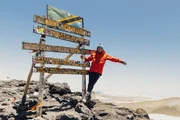 Eva posiert am Uhuru Peak, Kilimandscharo.
