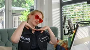 Die Tote war mit 1,2 Millionen Followern eine der erfolgreichsten Reise-Influencerinnen Deutschlands und hat die spektakulärsten Orte der ganzen Welt bereist. Auf der Suche nach Hinweisen sieht sich Polizeihauptmeisterin Paula Moorkamp (Stella Hinrichs) deren Arbeitsequipment an.
