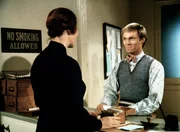 John-Boy (Richard Thomas, r.), der nach wie vor Schriftsteller werden will, bewirbt sich um ein College-Stipendium.