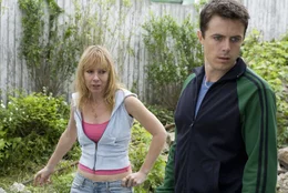 In dem Fall des verschwundenen M&auml;dchens ist deren Mutter (Amy Ryan, l.) die hei&szlig;este Spur von Privatdetektiv Patrick (Casey Affleck, r.) ...