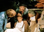 Auf der Jagd nach einem Truthahn hat sich John-Boy (Richard Thomas, vorne M.) verletzt. Großvater Sam (Will Geer, hinten M.) und Großmutter Ester (Ellen Corby, r.) kümmern sich sofort um ihn ...