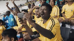 Die Vergabe der Fu&szlig;ball-WM an Katar war wohl die umstrittenste Entscheidung, die die FIFA je getroffen hat. Neben Korruptionsvorw&uuml;rfen wird besonders der Umgang mit den Gastarbeitern kritisiert, die in dem Emirat die Infrastruktur f&uuml;r die WM schaffen und dabei wie moderne Sklaven gehalten werden.