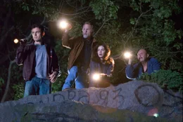 Sind gemeinsam auf der Suche nach einem vierj&auml;hrigen M&auml;dchen namens Amanda: die Detectives Remy Bressant (Ed Harris, 2.v.l.) und Nick Poole (John Ashton, r.) sowie die Privatermittler Patrick Kenzie (Casey Affleck, l.) und Angela Gennaro (Michelle Monaghan, 2.v.r.) ...