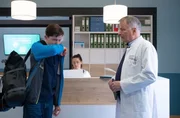 Bea Hölsch (Daniela Wutte, re.) ist mit Fieber umgekippt und hat sich einen Schlüsselbeinbruch zugezogen. Ihren behandelnden Arzt Dr. Martin Stein (Bernhard Bettermann, li.) bringt sie mit ihrem sehr anschmachtenden Verhalten in eine ziemlich unangenehme Situation. Auch Dr. Kathrin Globisch (Andrea Kathrin Loewig, mi.) ist ziemlich irritiert. Bea Hölsch (Daniela Wutte, re.) ist mit Fieber umgekippt und hat sich einen Schlüsselbeinbruch zugezogen. Ihren behandelnden Arzt Dr. Martin Stein (Bernhard Bettermann, li.) bringt sie mit ihrem sehr anschmachtenden Verhalten in eine ziemlich unangenehme Situation. Auch Dr. Kathrin Globisch (Andrea Kathrin Loewig, mi.) ist ziemlich irritiert.