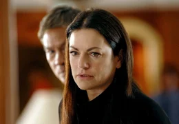 Wanchai (Nirut Sirichanya) warnt Pat Wilson (Christine Neubauer).