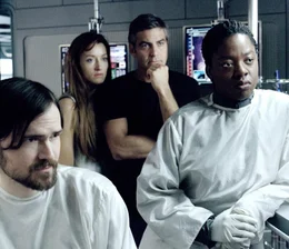 "Solaris". Im Bild (v.li.): Jeremy Davies (Snow), Natascha McElhone (Rheya), George Clooney (Chris Kelvin), Viola Davis (Dr. Gordon).