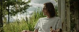 Peter (Rory Alexander) hat ein Alkoholproblem, das er sich jedoch nicht eingesteht.