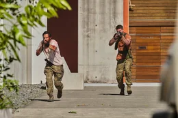 Sgt John "Sugar" Sweet (Milo Ventimiglia, l.); Sgt JJ Kinney (Liam Hemsworth, r.)