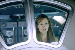 Rheya (Natascha McElhone) &ndash; die nicht wei&szlig;, dass sie nur ein Klon ist &ndash; kann nicht glauben, dass ihr Mann Chris sie in einer Raumkapsel entsorgt.