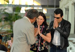 Wanchai (Nirut Sirichanya, li.) begl&uuml;ckw&uuml;nscht Mr. Miller alias Jan Hansen (Erol Sander) und Pat Wilson (Christine Neubauer) zu ihrem gelungenen Coup.