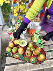 Kräuterhexe Uschi Zezelitsch zaubert mehrere Rezepte aus der Kiwi: eine Creme mit Seidentofu, eine sogenannte „Nicecream“ und auch ein paar Hexen sowie Monster für eine gelungene Halloweenparty.