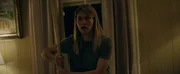 Tilly (Anna Bullard) versucht sich im Zweikampf gegen den unbekannten Eindringling zu wehren, der sie und ihre Freunde und Freundinnen terrorisiert.