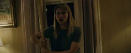 Tilly (Anna Bullard) versucht sich im Zweikampf gegen den unbekannten Eindringling zu wehren, der sie und ihre Freunde und Freundinnen terrorisiert.