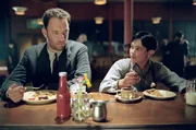 Michael Sullivan (Tom Hanks, l.) muss seinen Sohn Michael, Jr. (Tyler Hoechlin, r.) vor einem Auftragskiller in Sicherheit bringen. Sein Ziel: die an einem See gelegene Kleinstadt Perdition, wo er den Jungen bei der Schwester seiner ermordeten Ehefrau verstecken will ...