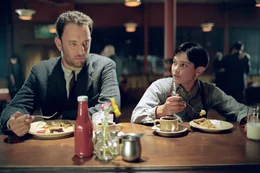 Michael Sullivan (Tom Hanks, l.) muss seinen Sohn Michael, Jr. (Tyler Hoechlin, r.) vor einem Auftragskiller in Sicherheit bringen. Sein Ziel: die an einem See gelegene Kleinstadt Perdition, wo er den Jungen bei der Schwester seiner ermordeten Ehefrau verstecken will ...