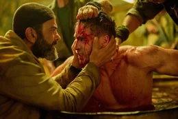 v.li.: Saeed Hashimi (Robert Rabiah), AF Sgt. JJ Kinney (Liam Hemsworth)