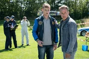 Sascha Bellhoff (Dennis Mojen, l.) hat seinen ermordeten Vater entdeckt. Jan Maybach (Marco Girnth, r.) versucht den Jungen zu beruhigen.