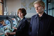 Lucienne (Maimie McCoy) und Van der Valk (Marc Warren) ermitteln im Diamanten-Unternehmen der Cuypers