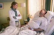 Dr. Ina Schulte (Isabell Gerschke) und Dr. Philipp Brentano (Thomas Koch) haben gerade erfahren, dass Sarah Marquardt und Philipps Frau Arzu mit einer Hochschwangeren im Fahrstuhl stecken geblieben sind. Dr. Ina Schulte (Isabell Gerschke) und Dr. Philipp Brentano (Thomas Koch) haben gerade erfahren, dass Sarah Marquardt und Philipps Frau Arzu mit einer Hochschwangeren im Fahrstuhl stecken geblieben sind.