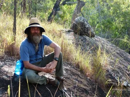 Der australische Wildtier&ouml;kologe Scott Burnett entschl&uuml;sselt die geheimnisvollen Botschaften in den Hinterlassenschaften von Tieren.